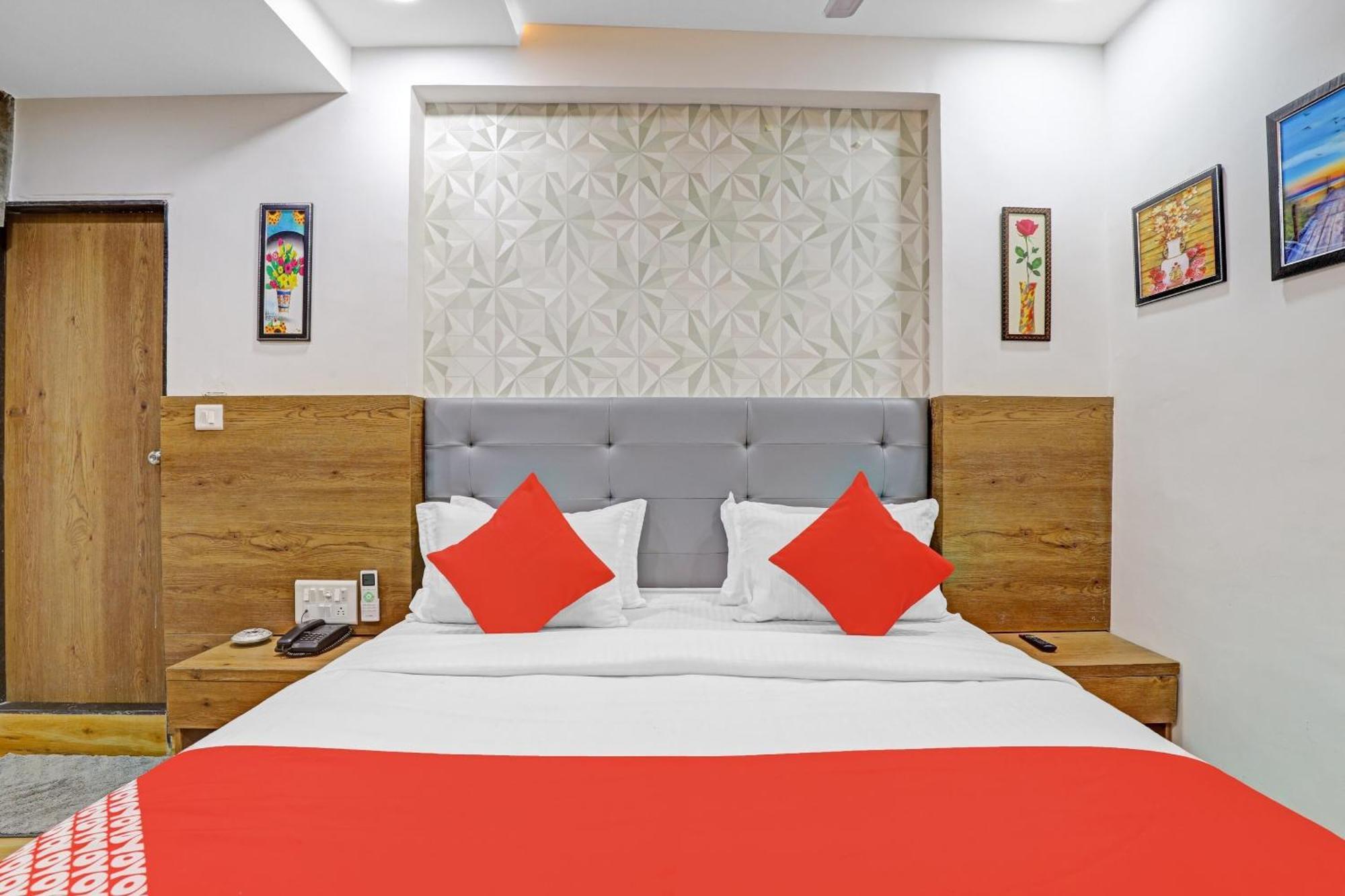 Hotel O R S Palace 阿穆达巴 外观 照片