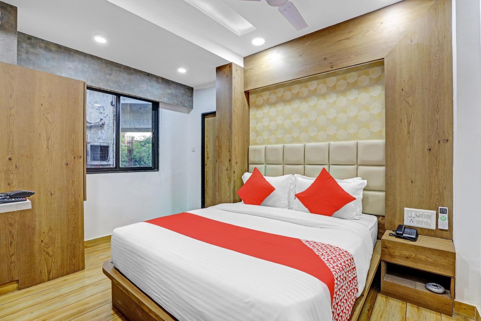 Hotel O R S Palace 阿穆达巴 外观 照片