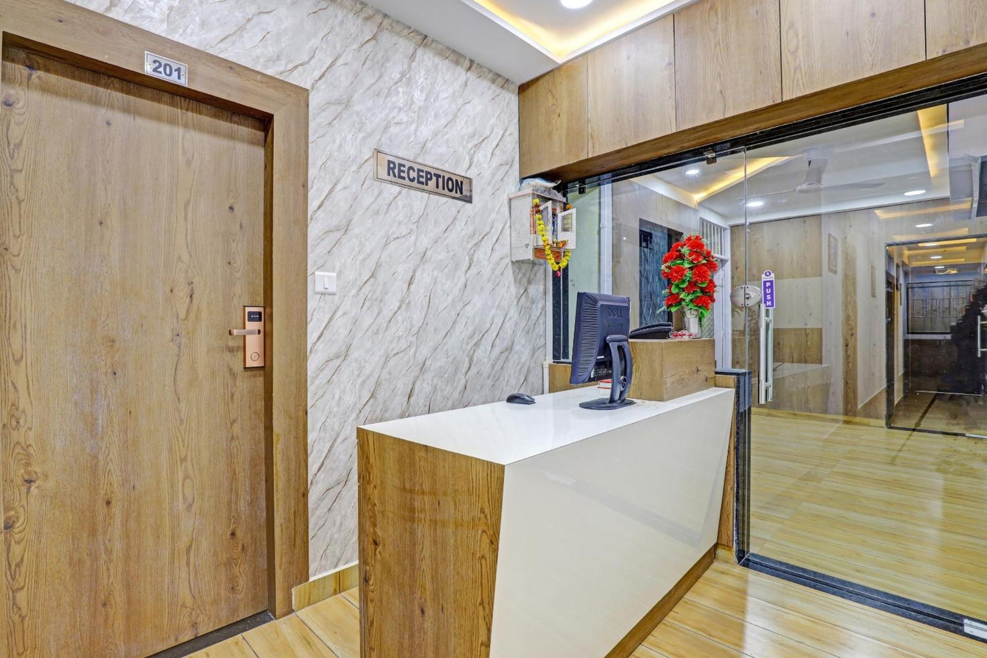Hotel O R S Palace 阿穆达巴 外观 照片