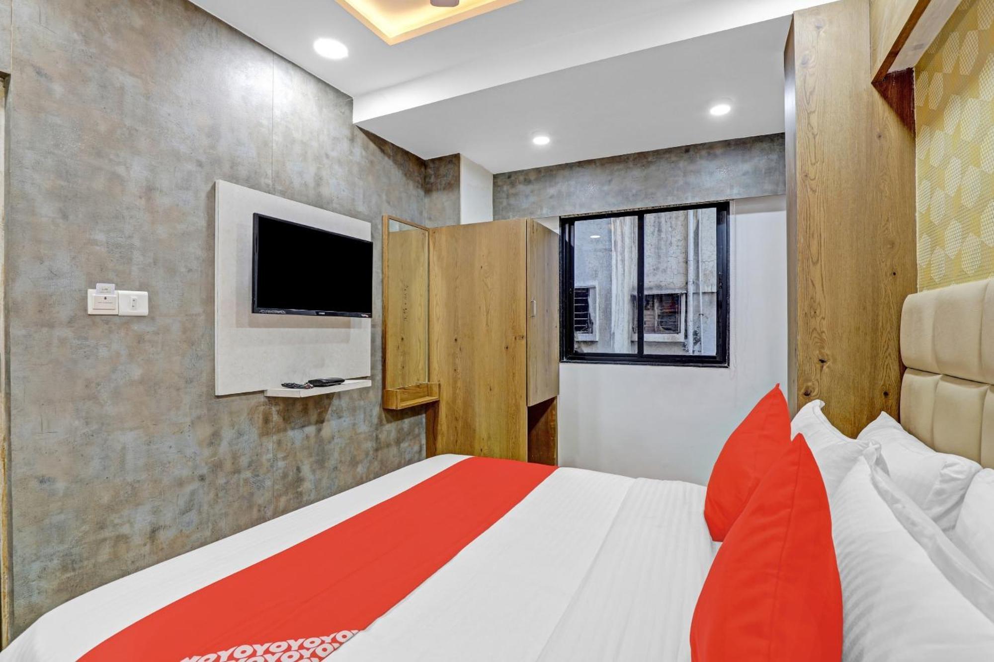 Hotel O R S Palace 阿穆达巴 外观 照片